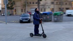 Els oftalmòlegs alerten del perill de circular amb patinet elèctric sense protecció ocular
