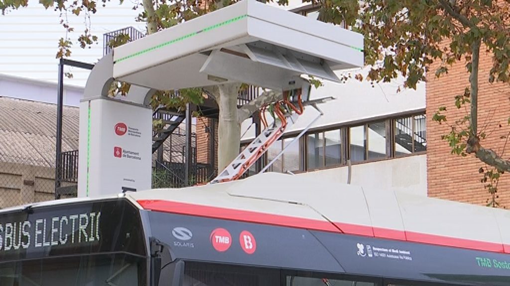 El nou autobús elèctric articulat ja circula per Barcelona | autobús, TMB, vehicles elèctrics