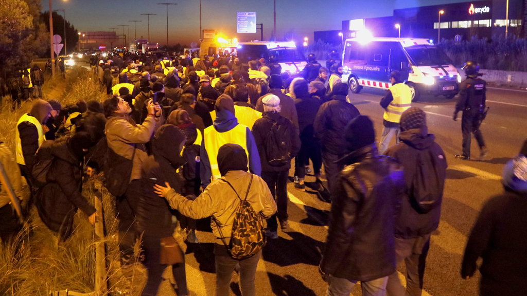 Mossos retiren manifestants de la via