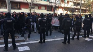 Concentració antifeixista a Sant Andreu contra un punt informatiu de Vox