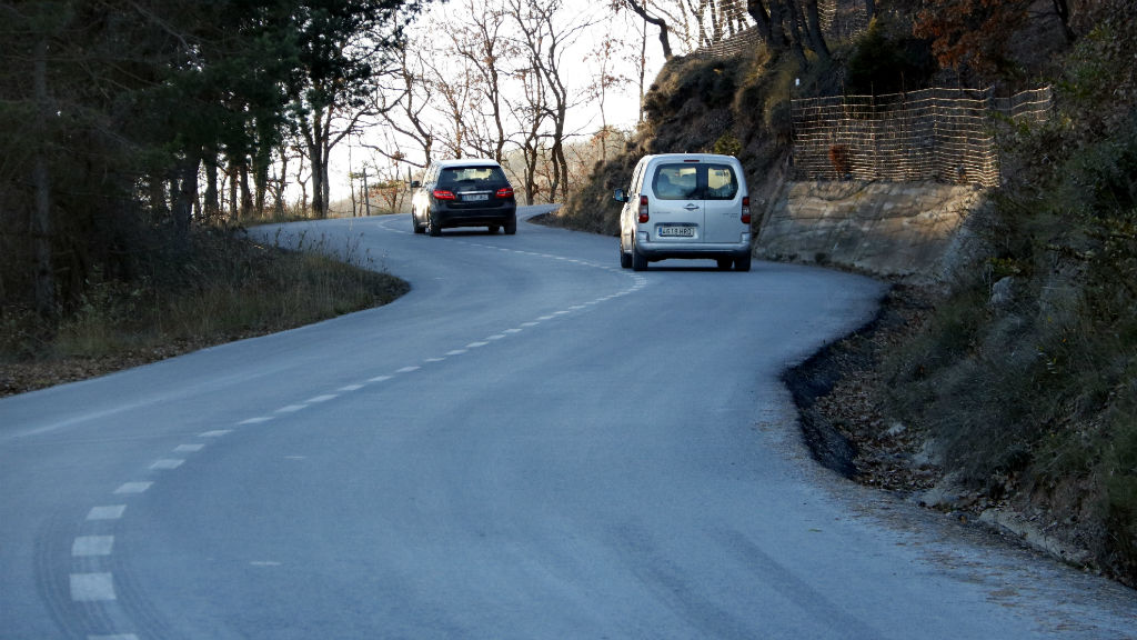 Cotxes en una carretera convencional
