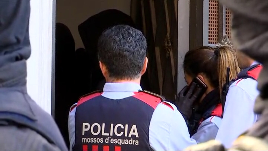 Mossos en el desallotjament per part de Desokupa d'un edifici ocupat al Poble-sec