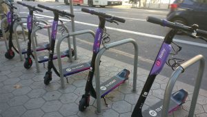 Una empresa de lloguer de patinets acumula 53 multes per operar il·legalment