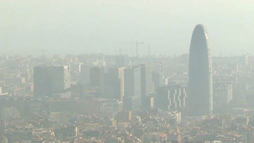 S'activa l'episodi d'alta contaminació sense restriccions de trànsit | contaminació atmosfèrica, meteorologia
