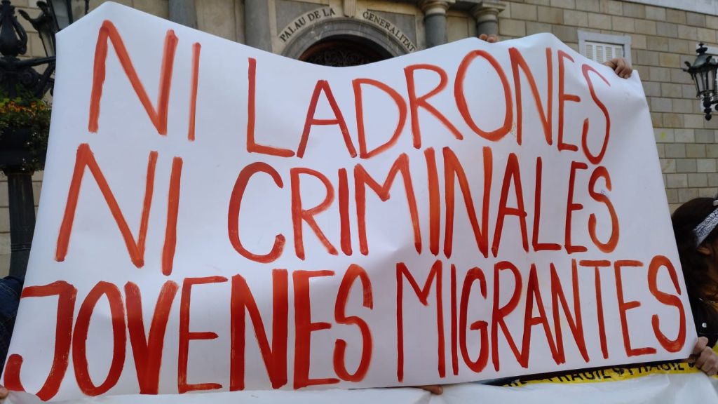 Més d'un centenar de persones es manifesten en suport dels menors no acompanyats | immigració, menors
