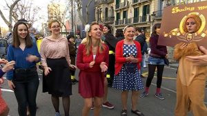 Les comparses recorren Gràcia per reivindicar la disbauxa de Carnestoltes