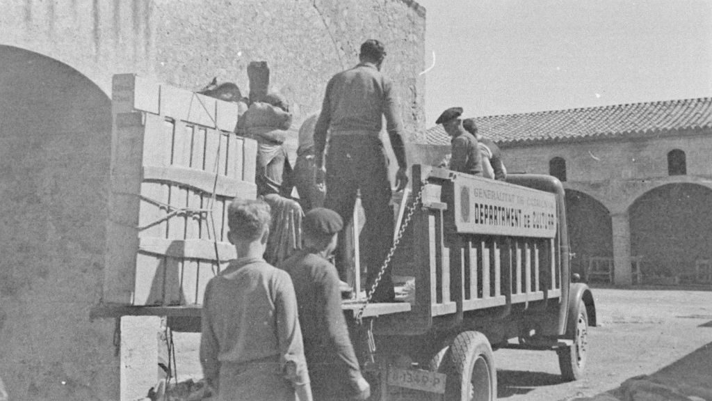Desc&agrave;rrega d&rsquo;obres d&rsquo;art a Can Descals de Darnius. (IEC. Fons Joan Subias Galter)