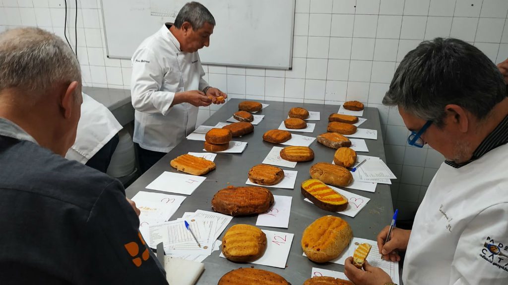 El jurat valora els diferents productes presentats al concurs al millor pa de Sant Jordi 2019