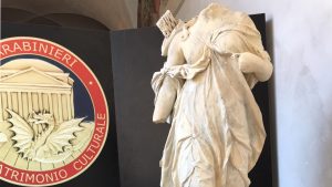 Localitzen a Barcelona escultures de marbre sostretes de jardins històrics de Roma