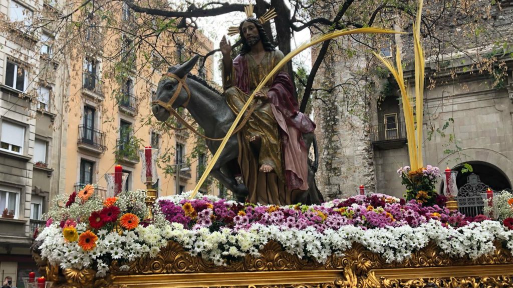 La processó de la Burreta surt al carrer