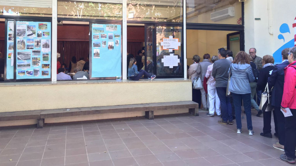 Cues per votar al Timbaler del Bruc, a Nou Barris