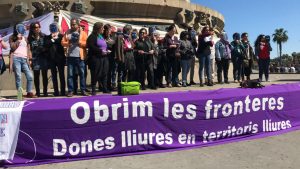 Obrim Fronteres es concentra al Mirador de Colom a favor dels drets pels refugiats