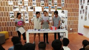 Els alumnes de l’Institut Escola Trinitat Nova capturen els colors del barri