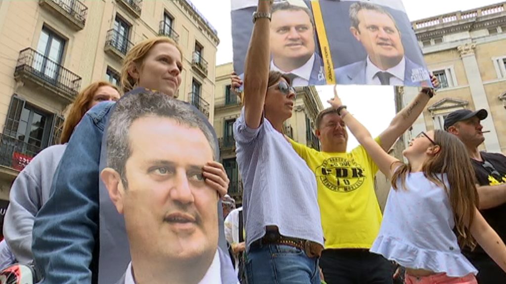 Divisió a Sant Jaume durant el ple d'investidura | Ajuntament de Barcelona, eleccions municipals 2019, plaça de Sant Jaume