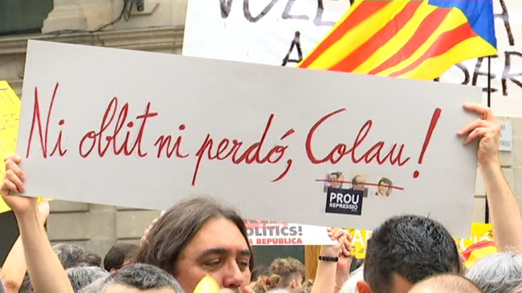 Divisió a Sant Jaume durant el ple d'investidura | Ajuntament de Barcelona, eleccions municipals 2019, plaça de Sant Jaume