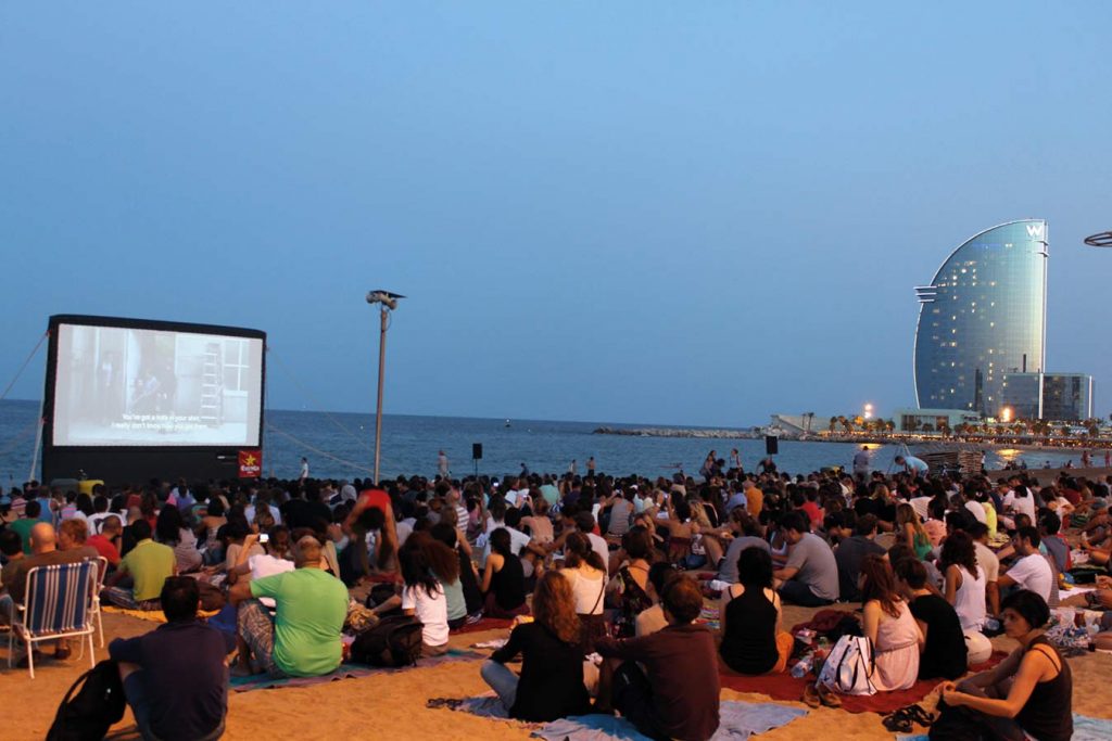 Refugis climàtics amb oferta cultural i gratuïta tot l'estiu | biblioteques, cine, exposicions, festes majors