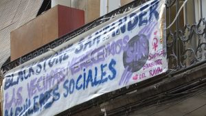 El cas del bloc 99 del carrer de l’Hospital, a punt de ser desnonat, arriba al Parlament