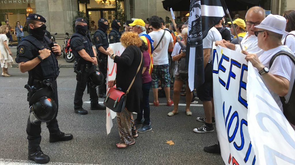 Unes 500 persones es concentren a la seu de la Comissió Europea a Barcelona | Carles Puigdemont, manifestacions a Barcelona, Oriol Junqueras, passeig de Gràcia, Unió Europea