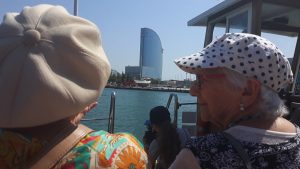 Una trentena de persones grans del barri Gòtic es retroben amb el mar