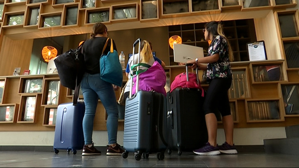 Turistes a la recepció d'un hotel a la perifèria de Barcelona