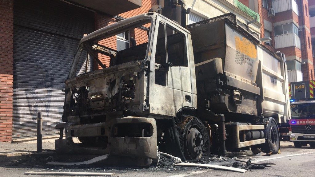 Camió incendiat al Passeig de la Mare de Déu del Coll