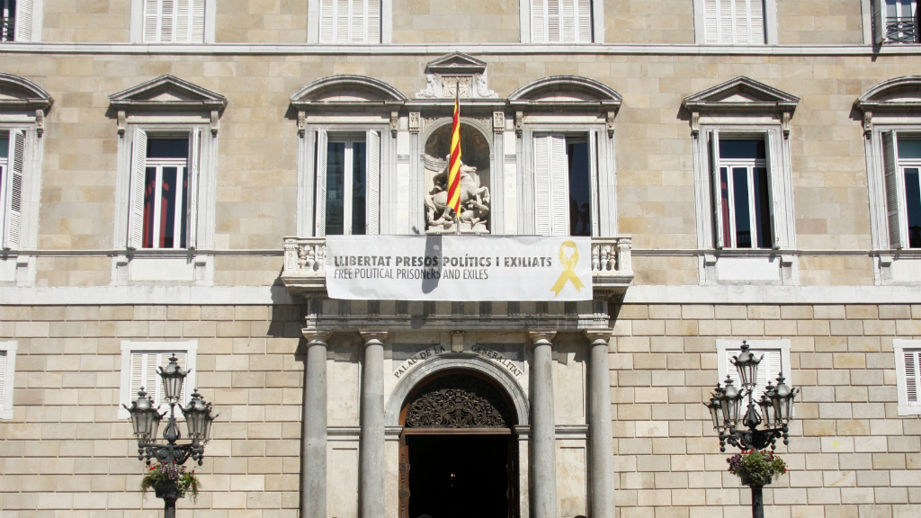 Pancarta a favor dels Presos a la Generalitat