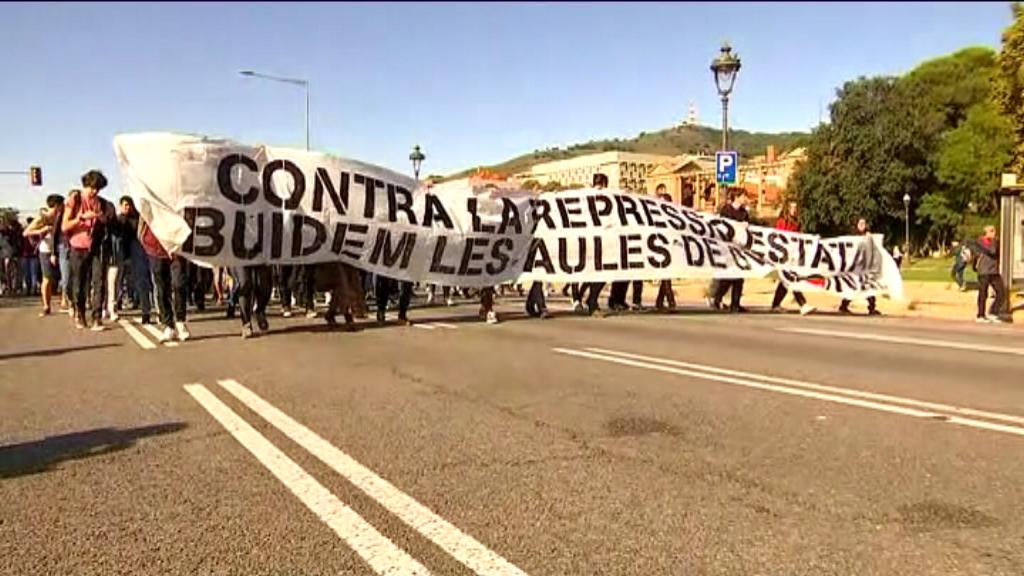 Els estudiants de la Zona Universitària es manifesten contra la repressió | avinguda Diagonal, estudiants, manifestacions a Barcelona, universitats