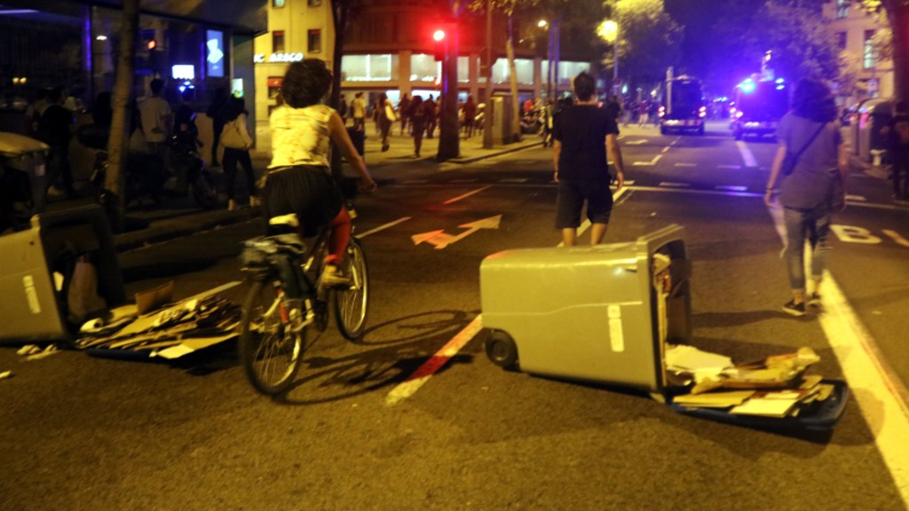 Almenys un detingut i quatre identificats en una protesta en record de l'1-O | 1 octubre, contenidors, manifestacions a Barcelona, Mossos d'Esquadra