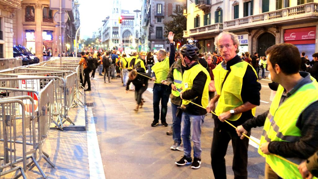 4.000 persones es manifesten al centre contra la "repressió" policial als joves | joves, manifestacions a Barcelona, sindicats, universitats
