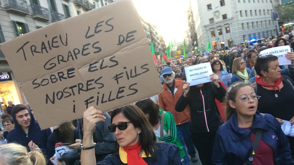 4.000 persones es manifesten al centre contra la "repressió" policial als joves | joves, manifestacions a Barcelona, sindicats, universitats