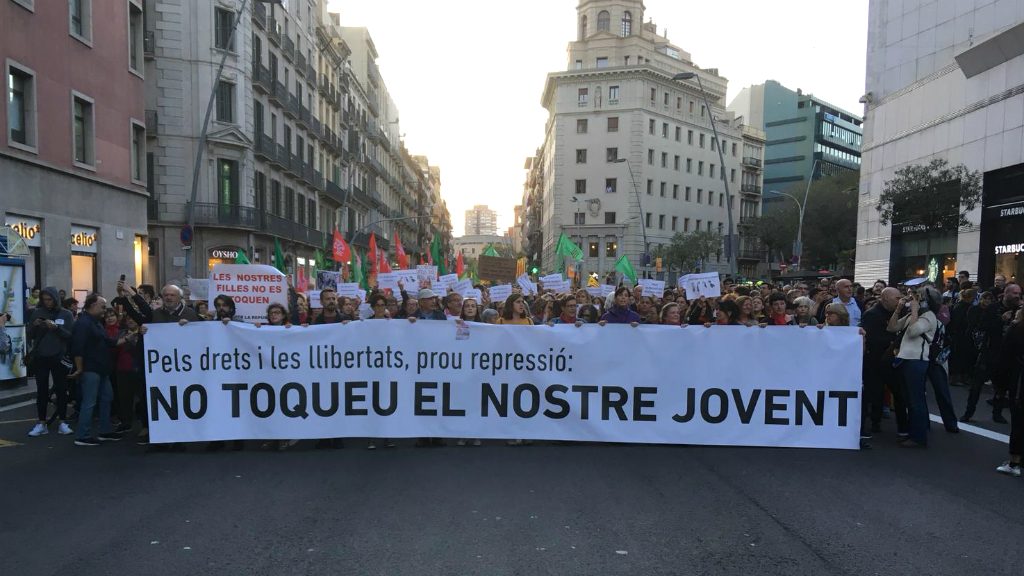 4.000 persones es manifesten al centre contra la "repressió" policial als joves | joves, manifestacions a Barcelona, sindicats, universitats