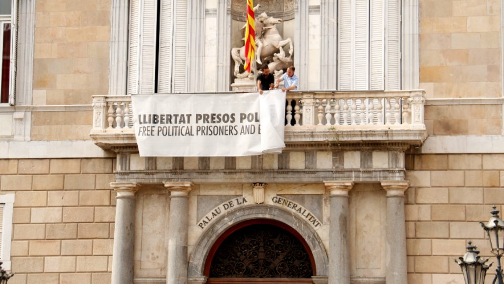 Pancarta a favor dels Presos a la Generalitat