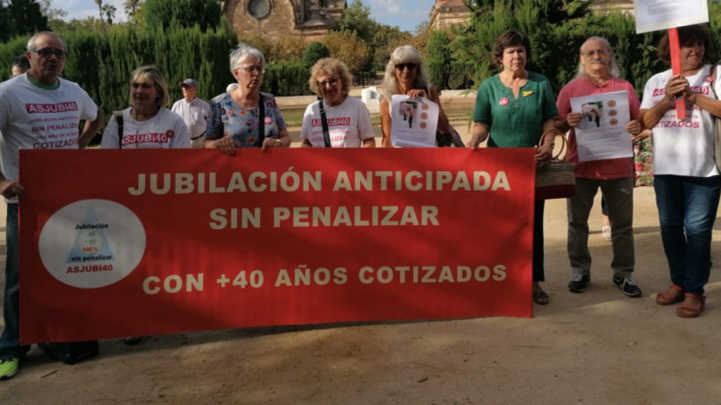 Desenes de persones es concentren davant del Parlament en defensa dels drets de la gent gran | concentracions, gent gran, pensions, sindicats