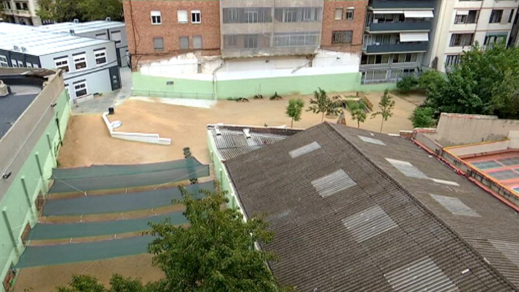 La teulada amb amiant a tocar del pati de l'escola 9 Graons