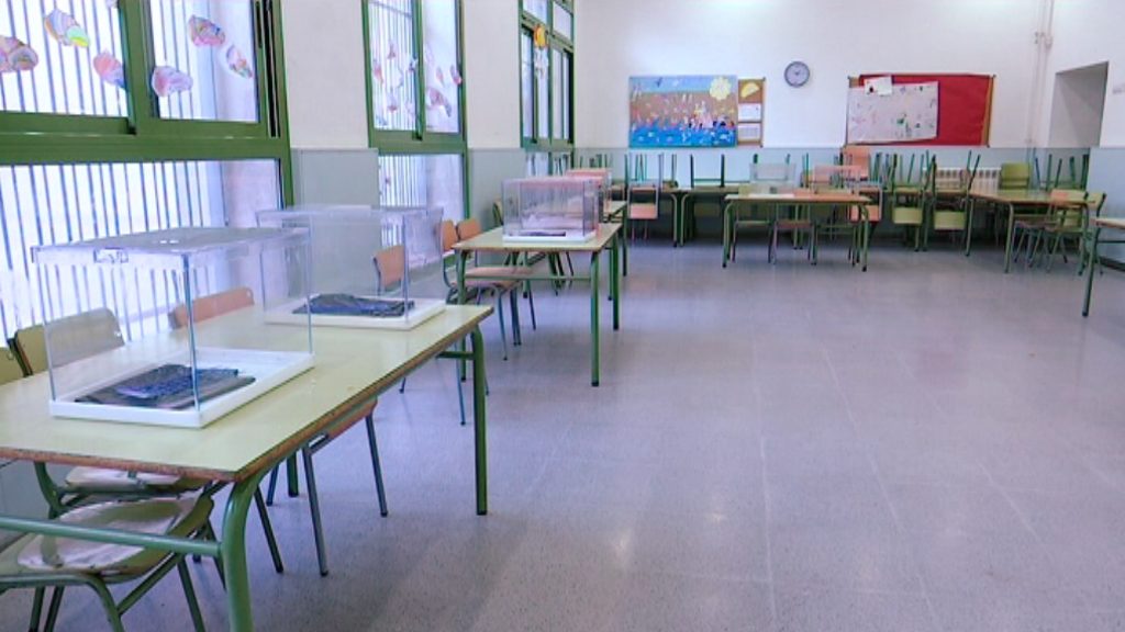 Escola electoral al col&middot;legi Els Llorers