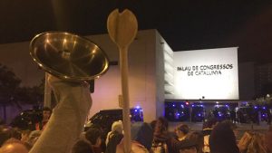 Més d’un miler de persones participen en una cassolada en contra de la visita del rei