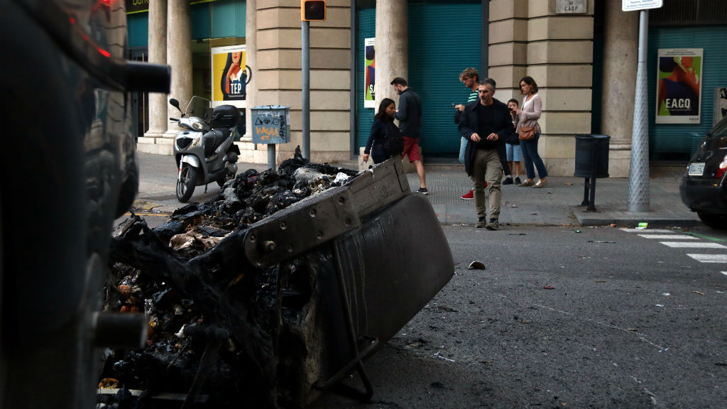 Contenidor cremat carrer Casp