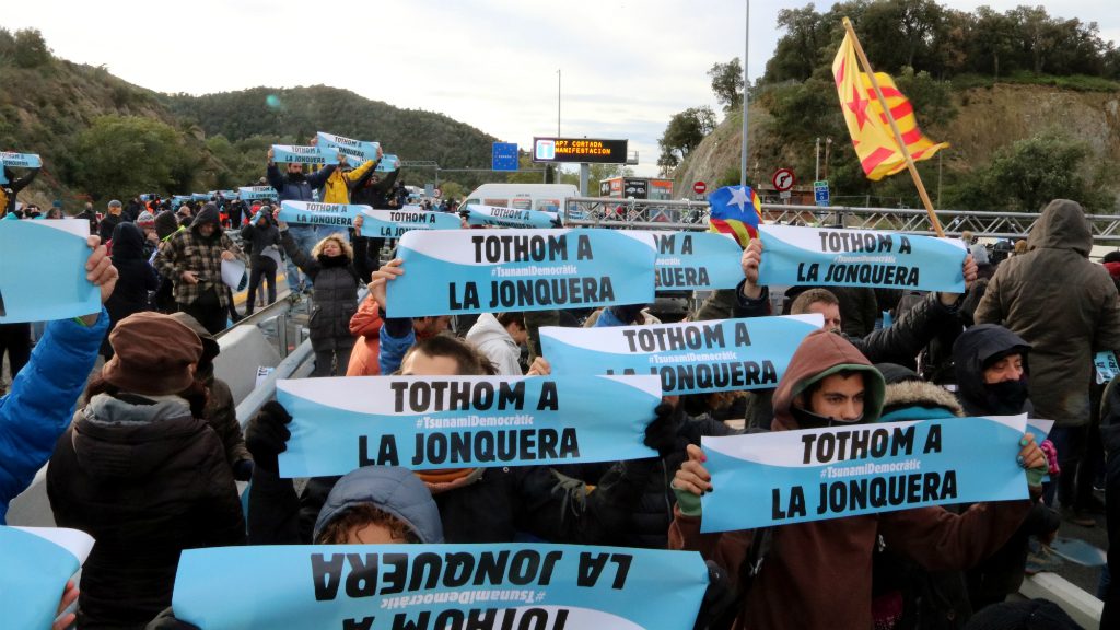 cartell Tsunami "Tothom a la Jonquera"