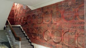 Denuncien la retirada dels mosaics i l’escultura de Subirachs a l’edifici Mercuri