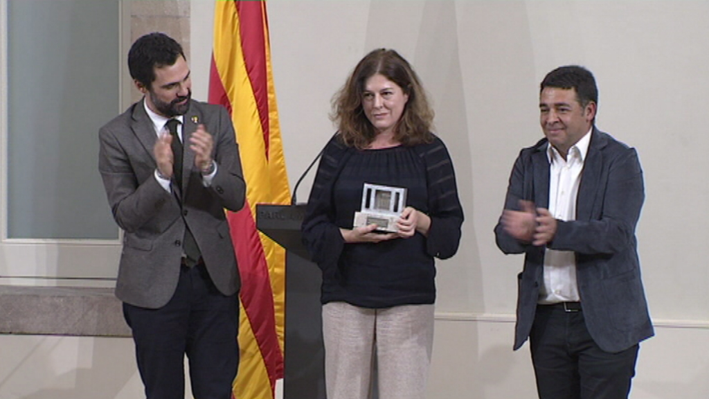 La periodista i directora de La Marea, Magda Bandera, recull la menció especial del Premi Solidaritat 2019
