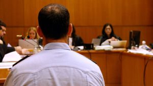 El mosso jutjat pel desallotjament dels “indignats” nega colpejar al cap i a la cara dels manifestants