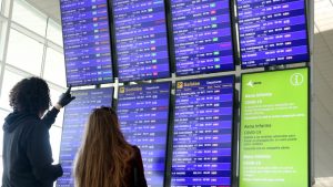 L’aeroport, també a mig gas: vols cancel·lats i restriccions per entrar i sortir del país