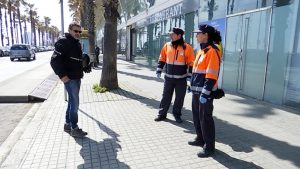 Els agents cívics ajuden els cossos policials a informar la ciutadania sobre el confinament