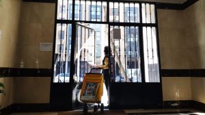 Els sindicats acusen Correus de posar en risc la plantilla i els ciutadans pel coronavirus