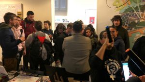 Ocupen un hostal del bloc Rosa de Foc per pressionar la propietat perquè ofereixi pisos socials