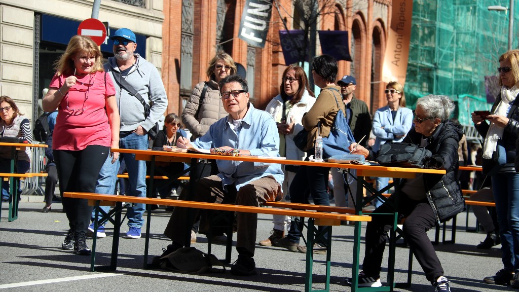 Tallers i jocs tradicionals omplen un carrer d'Aragó lliure de trànsit | contaminació atmosfèrica, trànsit, vehicles privats
