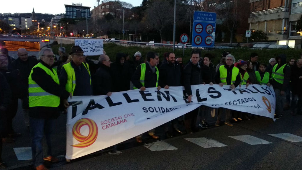 Primera protesta de Societat Civil Catalana a la via Augusta en resposta als talls de la Meridiana | avinguda Meridiana, manifestacions a Barcelona, Societat Civil Catalana