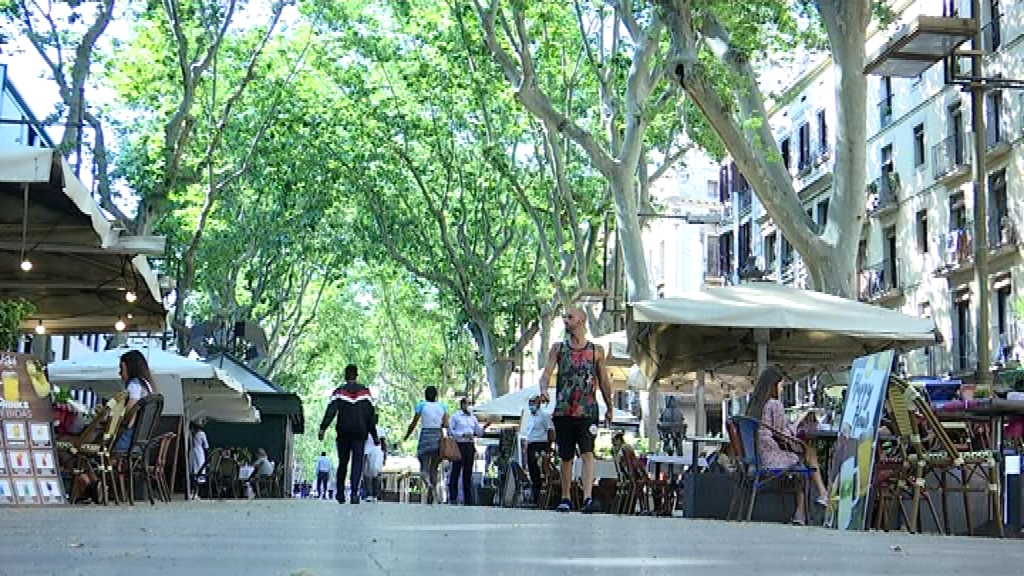 Els barcelonins tornen a omplir les terrasses de la Rambla | bars, covid, la Rambla, restaurants, Sagrada Família, terrasses
