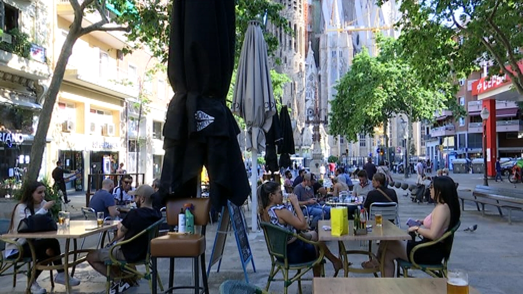 Els barcelonins tornen a omplir les terrasses de la Rambla | bars, covid, la Rambla, restaurants, Sagrada Família, terrasses