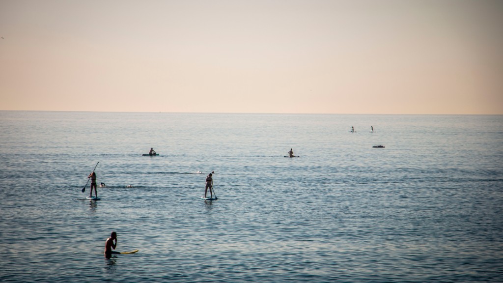 Esportistes padel surf platja desconfinament